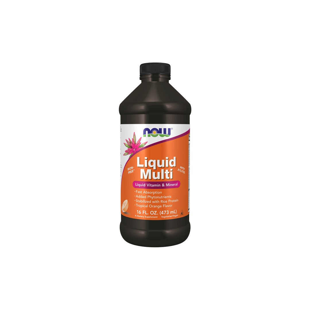 Uma garrafa de Liquid Multivitamins & Minerals Tropical Orange Flavor 473 ml da Now Foods sobre um fundo branco.