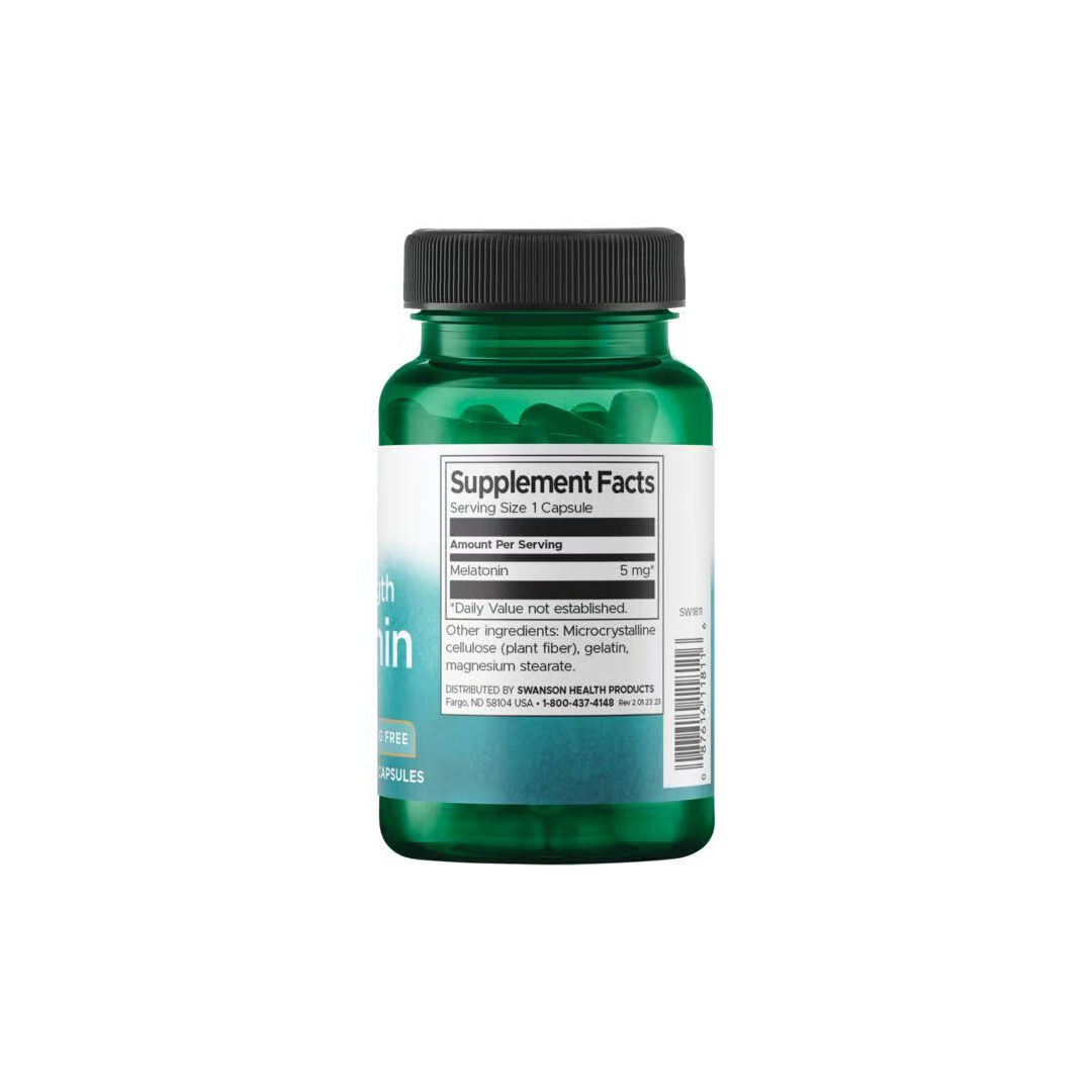 Swanson Extra Strength Melatonin 5 mg, um frasco verde com 60 cápsulas de suplemento alimentar, foi concebido para melhorar a qualidade do sono e reduzir os efeitos do jet lag. A parte da frente apresenta um rótulo com informações sobre o suplemento, indicando 5 mg por dose, juntamente com outros detalhes sobre os ingredientes. Este produto é 100% livre de drogas.