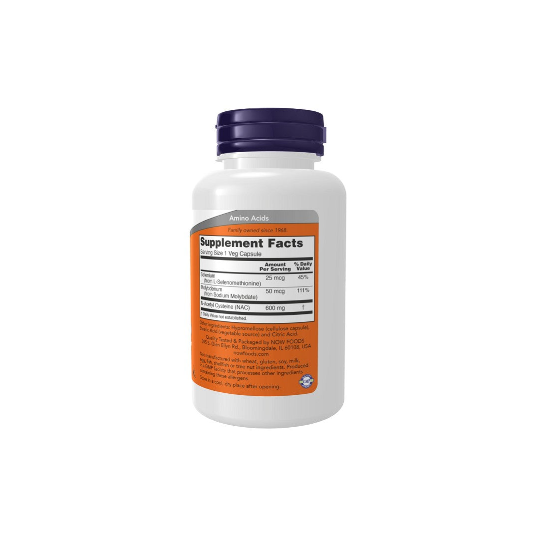 Um frasco do suplemento Now Foods N-Acetyl Cysteine 600mg 250 Vegetable Capsule sobre um fundo branco, que promove a saúde do fígado.