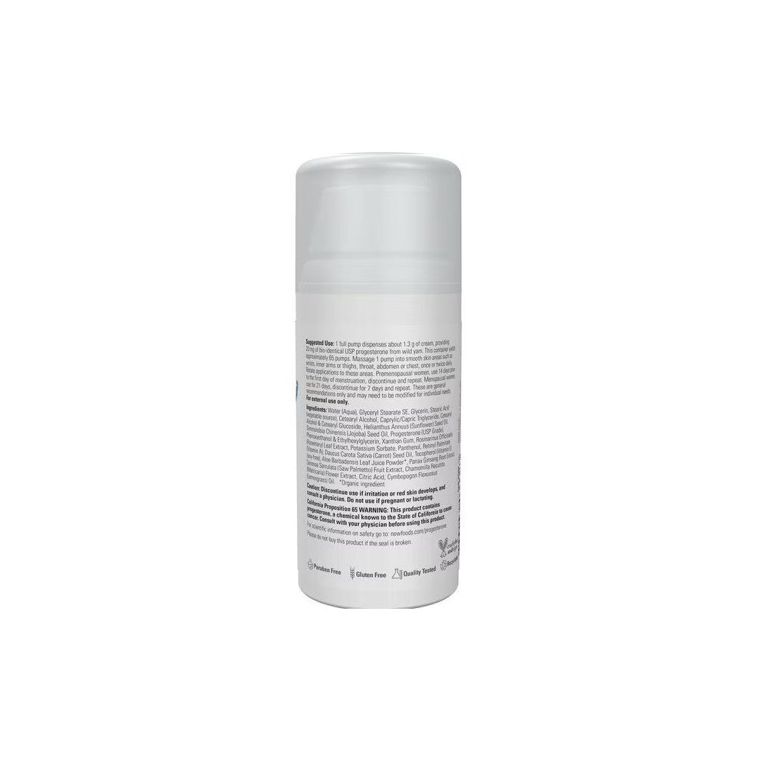 Um frasco branco de Progesterone from Wild Yam Balancing Skin Cream 85 g de Now Foods sobre um fundo branco.