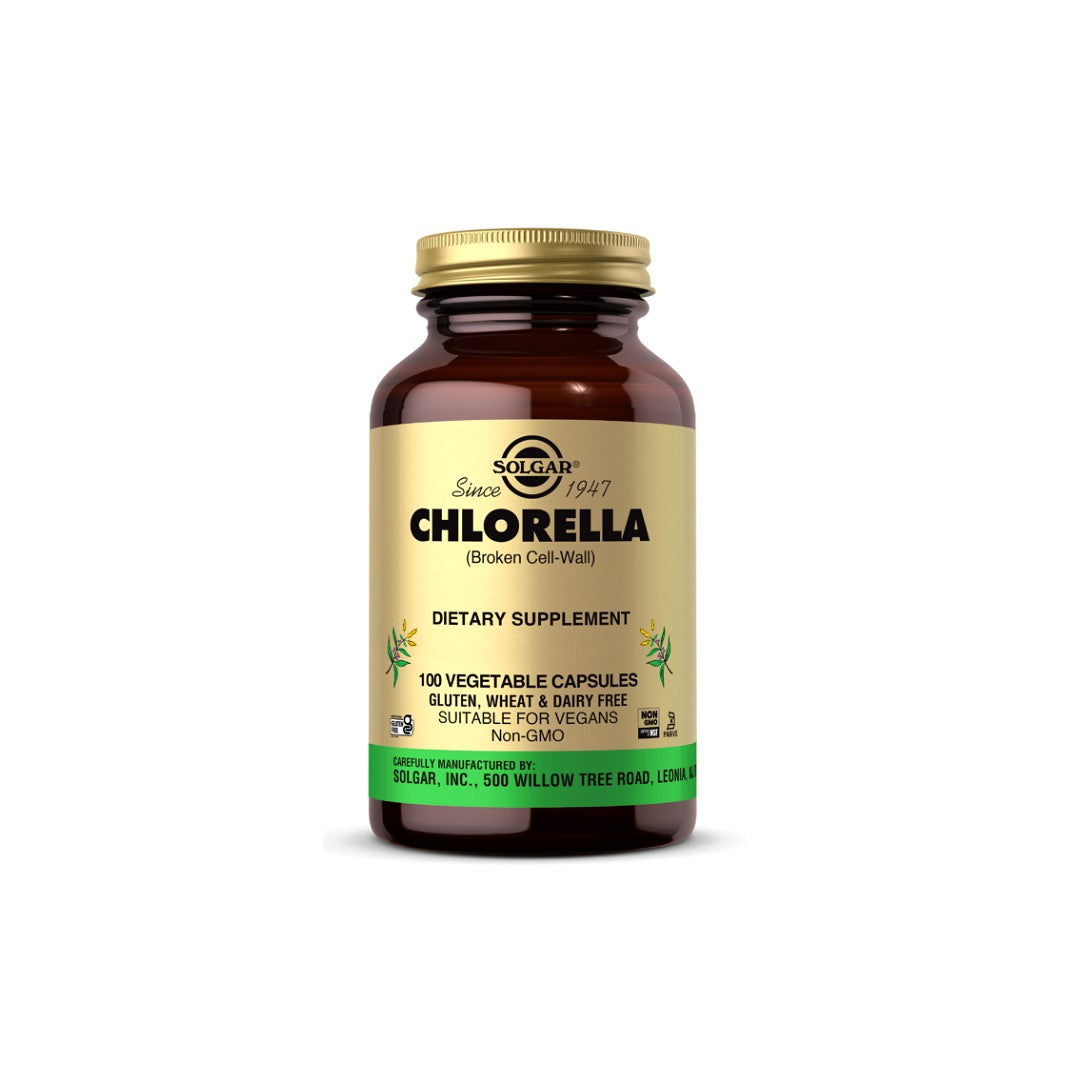 Um frasco de Solgar Chlorella 520 mg 100 Vegetable Capsules sobre um fundo branco.