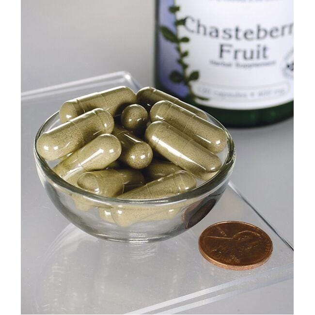 SwansonChasteberry Fruit - 400 mg 120 cápsulas numa taça em cima de uma moeda.