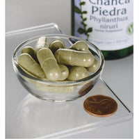 Miniatura de Um frasco de Swanson's Chanca Piedra - 500 mg 60 cápsulas vegetais numa taça de vidro.