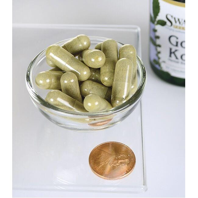 Swanson Gotu kola - 435 mg 60 cápsulas numa tigela ao lado de uma moeda.
