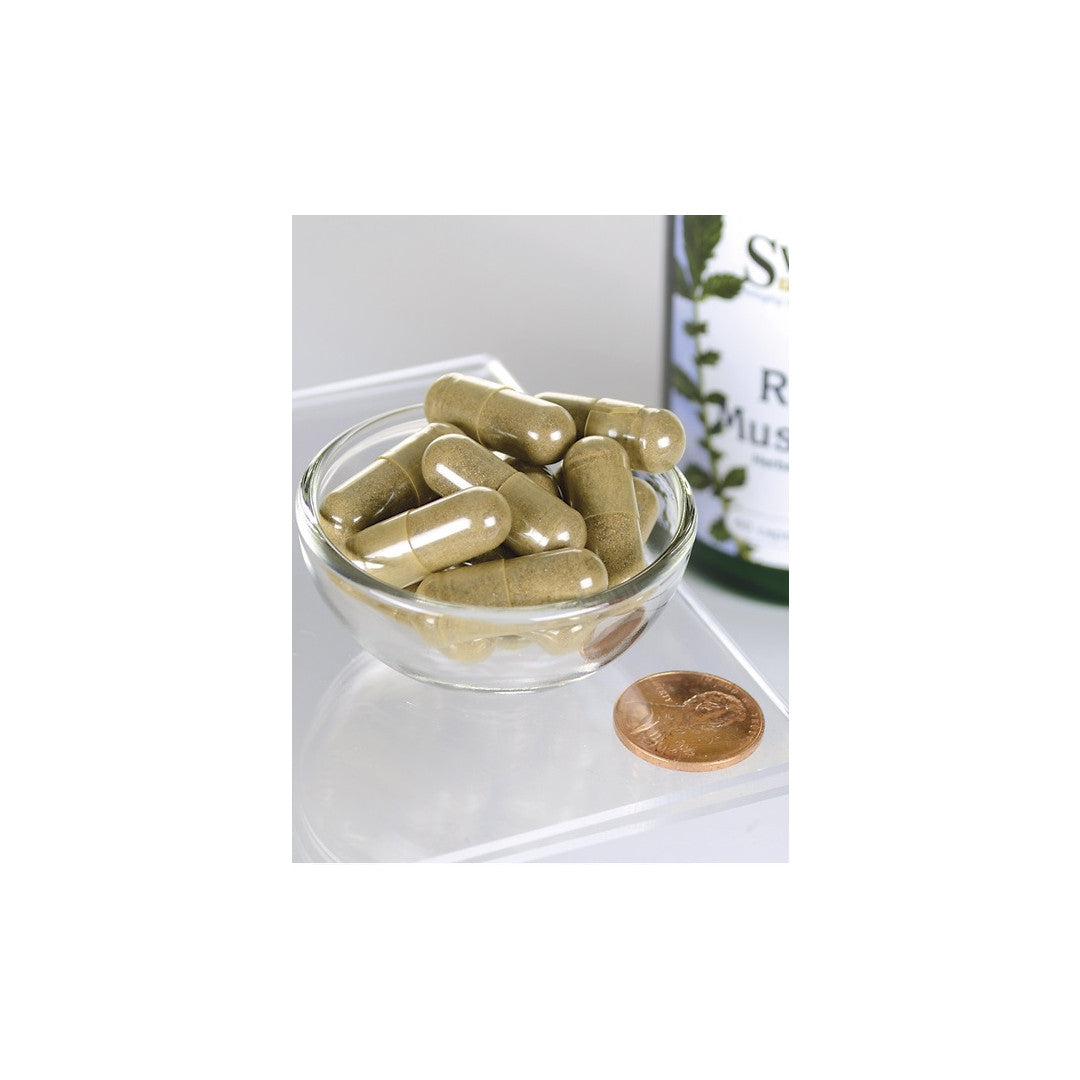 Uma taça de Swanson's Reishi Mushroom 600 mg 60 Veggie Capsules, repleta de propriedades antioxidantes e infundida com os poderosos benefícios para a saúde imunitária do cogumelo reishi, é acompanhada por uma refrescante garrafa de chá verde.