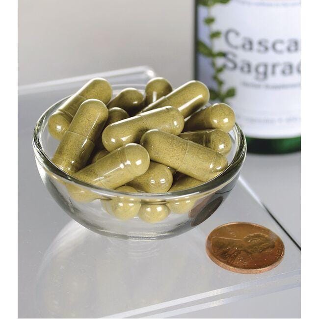 Swanson Cascara Sagrada - 450 mg 100 cápsulas numa taça em cima de um frasco.