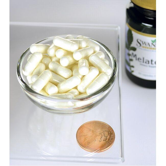 Uma taça de Swanson Melatonin 3 mg 60 capsules ao lado de um cêntimo.