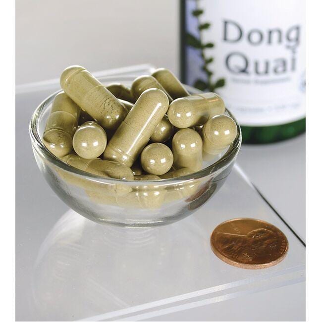 Swanson Dong Quai - 530 mg 100 cápsulas numa taça ao lado de um frasco.