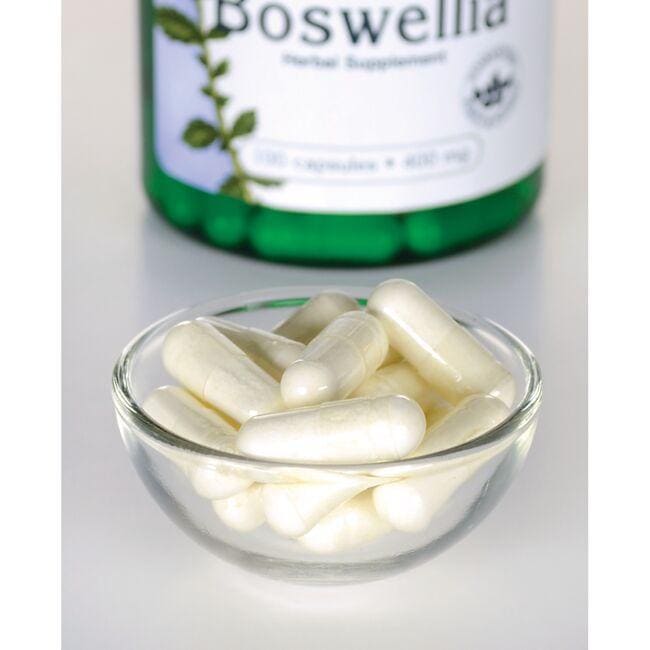 Swanson Boswellia - suplemento alimentar numa tigela sobre uma mesa.