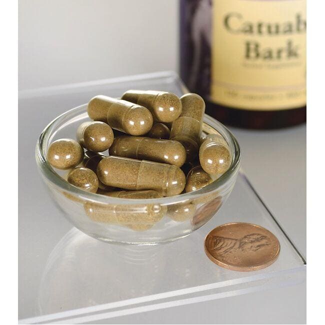 Swanson Catuaba Bark - 465 mg 120 cápsulas numa tigela ao lado de um frasco.