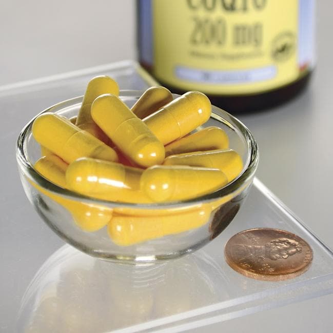 Swanson Coenzima Q10 - 200 mg 90 cápsulas numa taça ao lado de uma moeda.