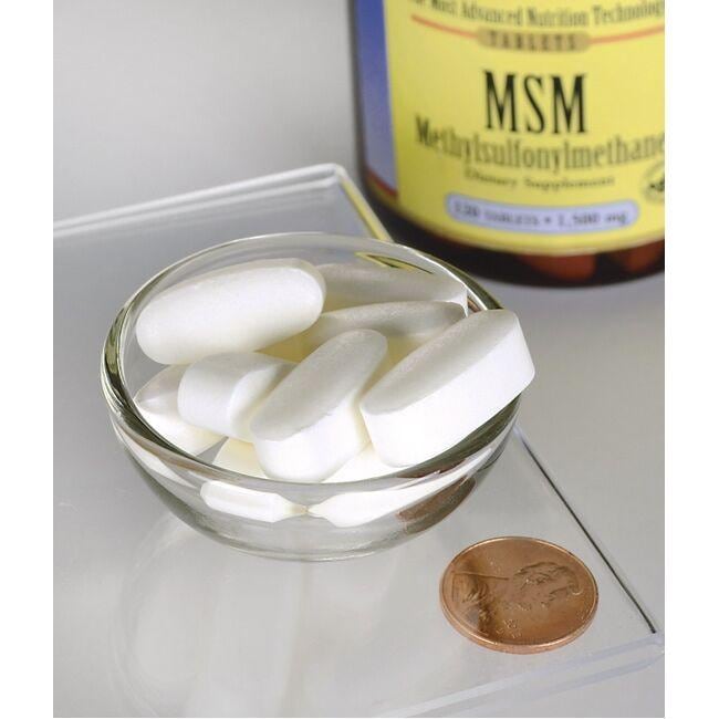 SwansonMSM - 1.500 mg 120 comprimidos com propriedades anti-inflamatórias numa tigela ao lado de uma moeda.