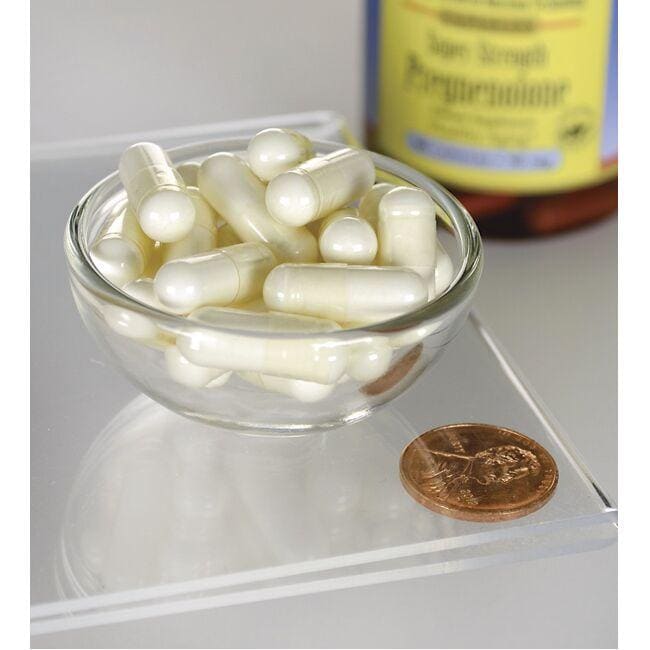 Uma taça de Swanson pregnenolone - 50 mg 60 capsules ao lado de um cêntimo, que promove a função cerebral com a pró-hormona pregnenolona.