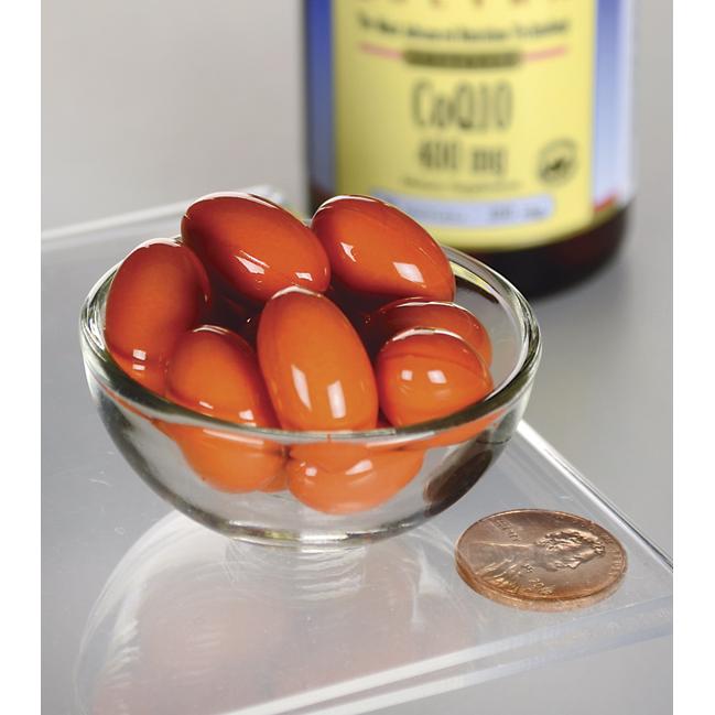 Uma taça de vidro cheia de tomates e um Swanson Coenzima Q1O - 400 mg 30 cápsulas de gelatina mole.