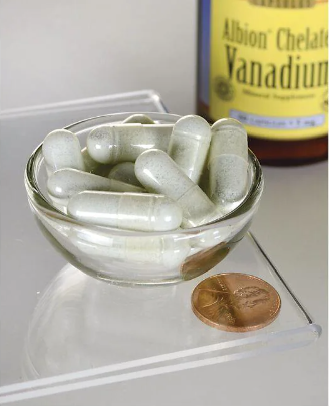 Uma taça de Swanson Albion Vanadium Chelated - 5 mg 60 capsules ao lado de uma garrafa de álcool.